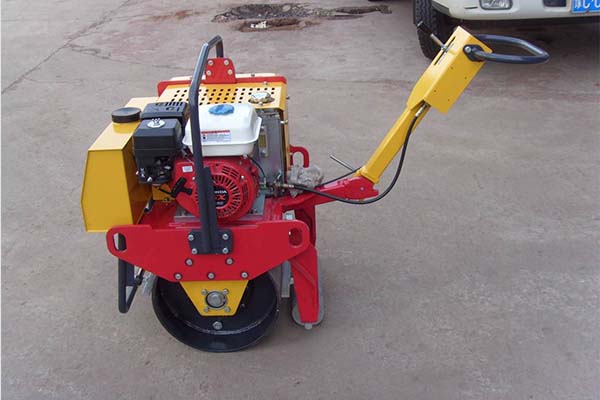 小型<a href='http://m.bjlqt.cn' target='_blank'>壓路機</a>