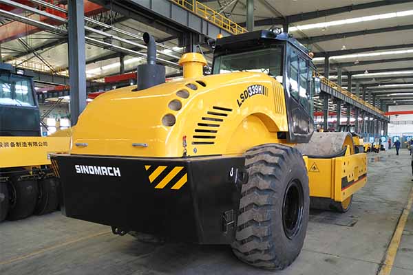大型<a href='http://m.bjlqt.cn' target='_blank'>壓路機(jī)</a>